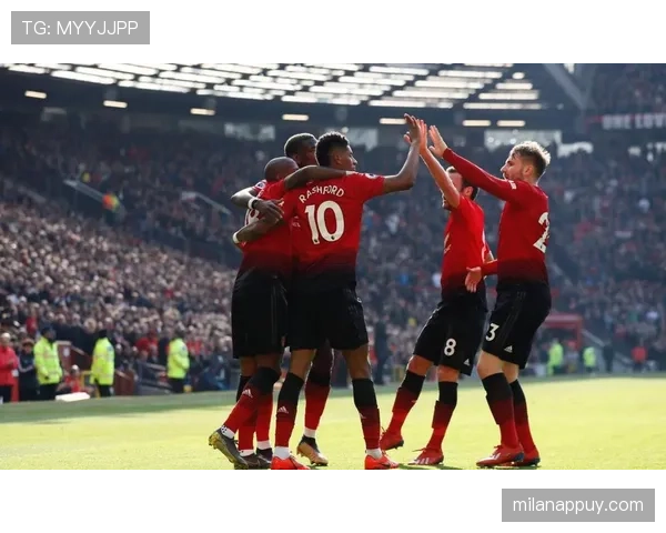 曼联战术体系缺乏稳定性，球队表现波动影响赛季走势